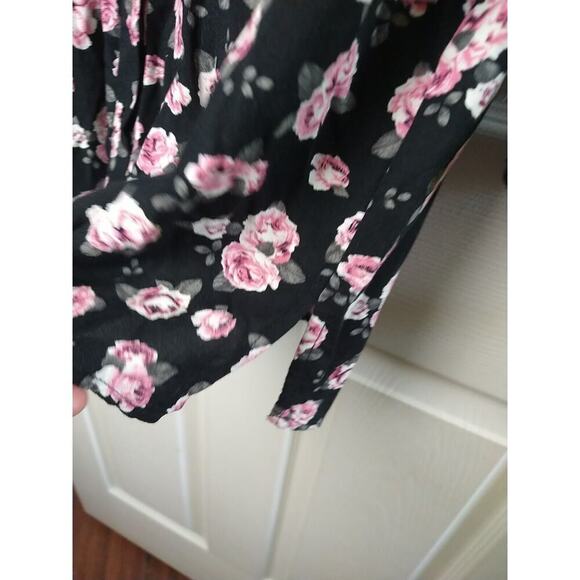 Divided Black Pink Rose Collared Button Roll Tab Sleeve Blouse. Size 6 - Picture 6 of 7